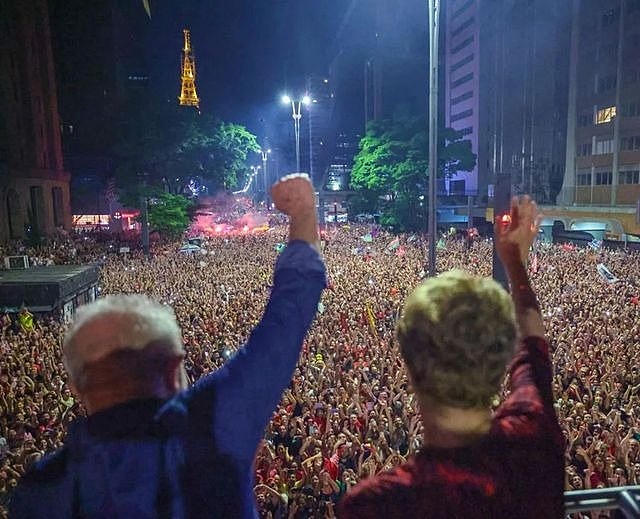 Lula, ao lado de Dilma Rousseff, celebra a vitória presidencial na Avenida Paulista, em SP, neste domingo, 30 de  outubro
