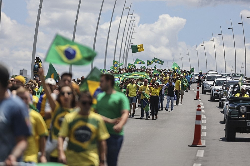 Bolsonaristas inconformados com a derrota eleitoral pedem golpe militar em Florianópolis, nesta quarta (2)