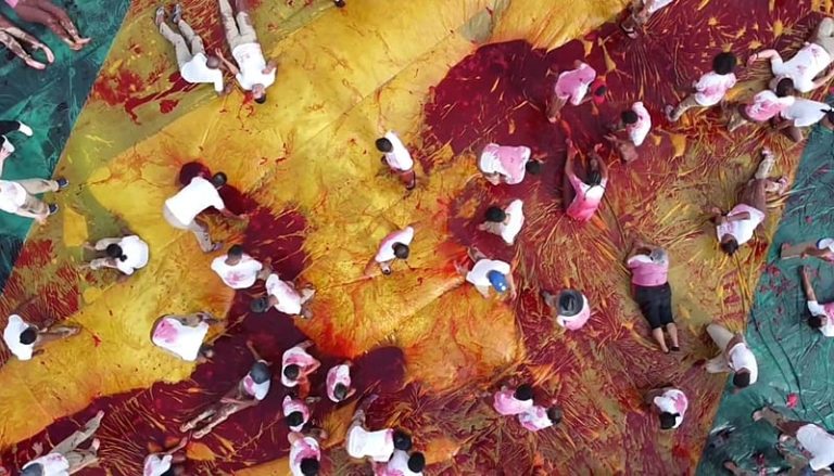 111 baldes de vermelho sangue na bandeira: intervenção marca 30 anos do massacre do Carandiru