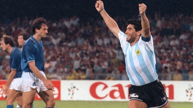 Sob golpes do neoliberalismo, Argentina vive sua primeira Copa sob a memória de Diego Maradona