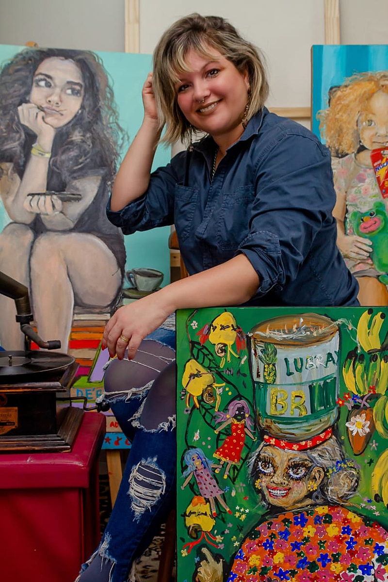 A artista Renata Cabral com sua obra