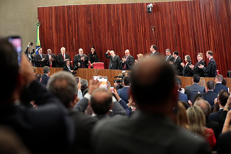 Lula recebe diplomação do TSE sob aplausos dos cerca de 400 convidados que compareceram à cerimônia