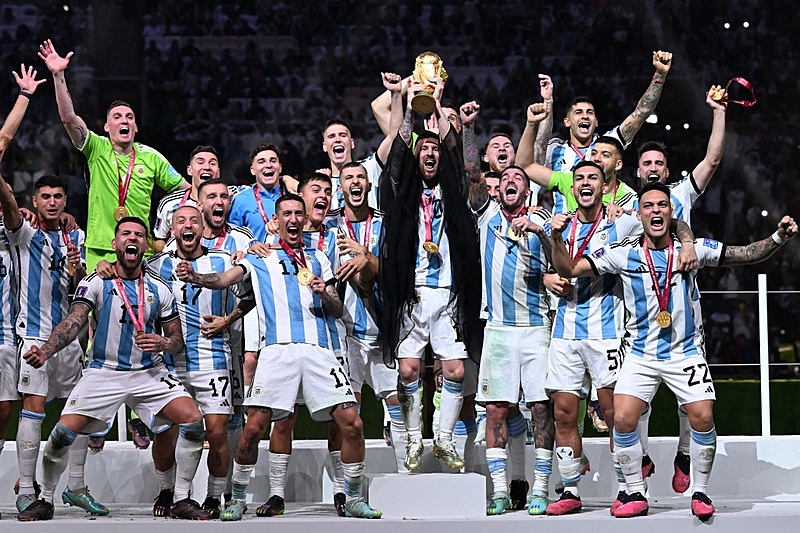 O capitão da Argentina, Lionel Messi, levanta o troféu da Copa do Mundo 2022