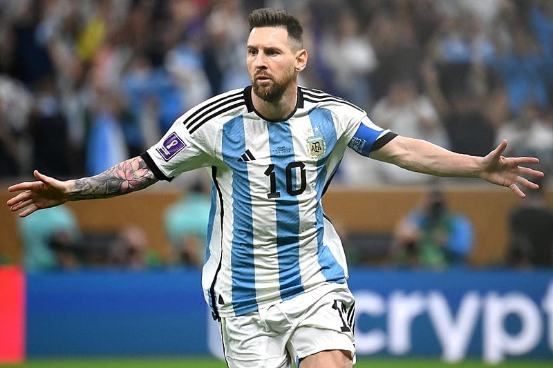 Aos 35 anos, Lionel Messi eleito cinco vezes melhor jogador do mundo, ganha sua primeira Copa Mundo e o tricampeonato para a Argentina