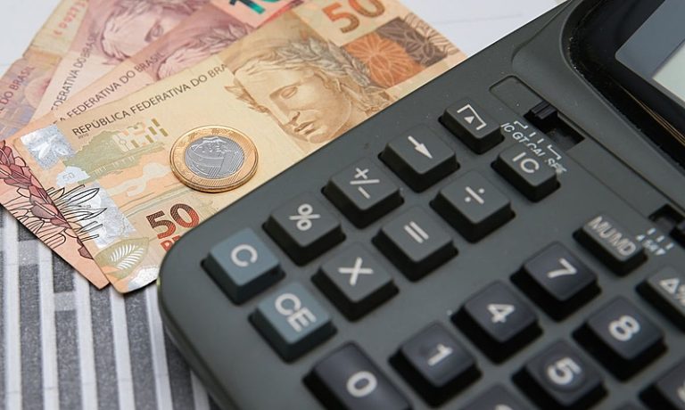 Trabalhador pode trocar dívidas mais caras por consignado para CLT