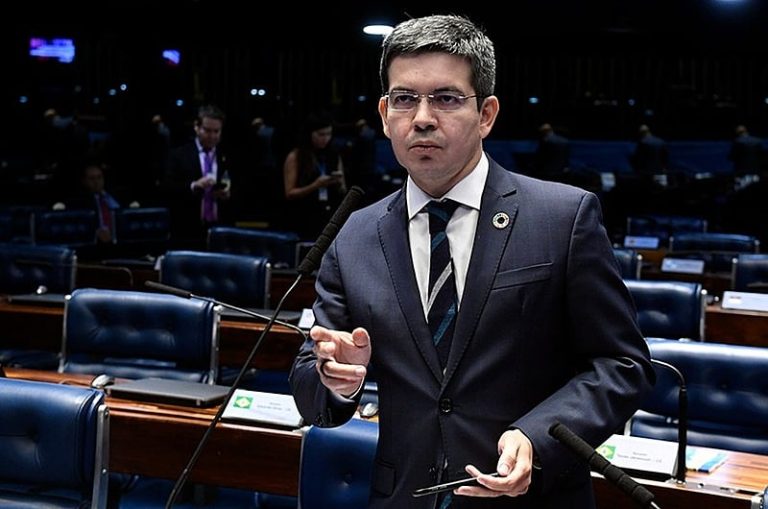 Randolfe Rodrigues anuncia saída da Rede após veto do Ibama à Petrobrás no Amapá