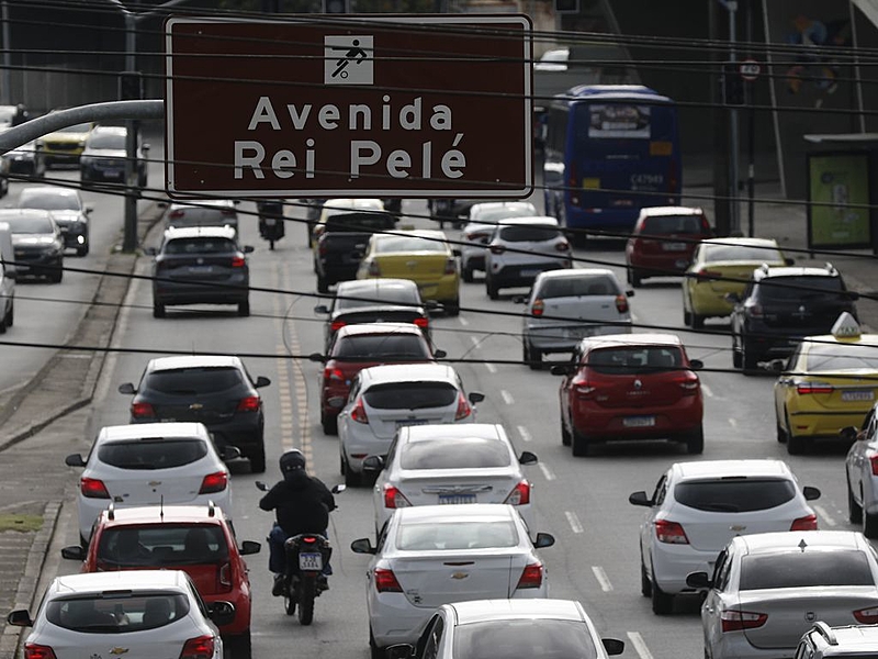 Trecho da Avenida Presidente Castelo Branco, mais conhecida como Radial Oeste, é batizado Avenida Rei Pelé nas imediações do Estádio do Maracanã