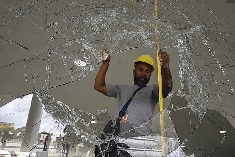 Trabalhadores atuam em Brasília para substituição de vidraças vandalizadas por apoiadores de Jair Bolsonaro