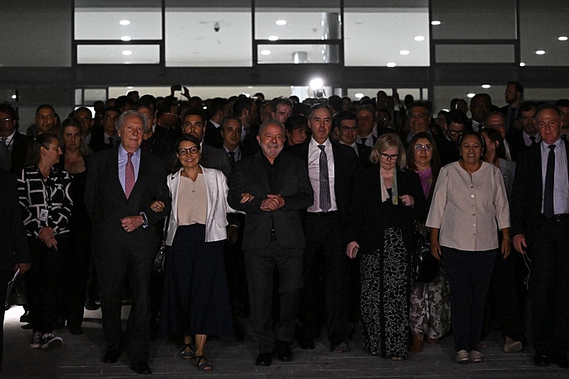 Lula desce rampa do Planalto ao lado dos chefes dos Poderes, ministros do STF e governadores