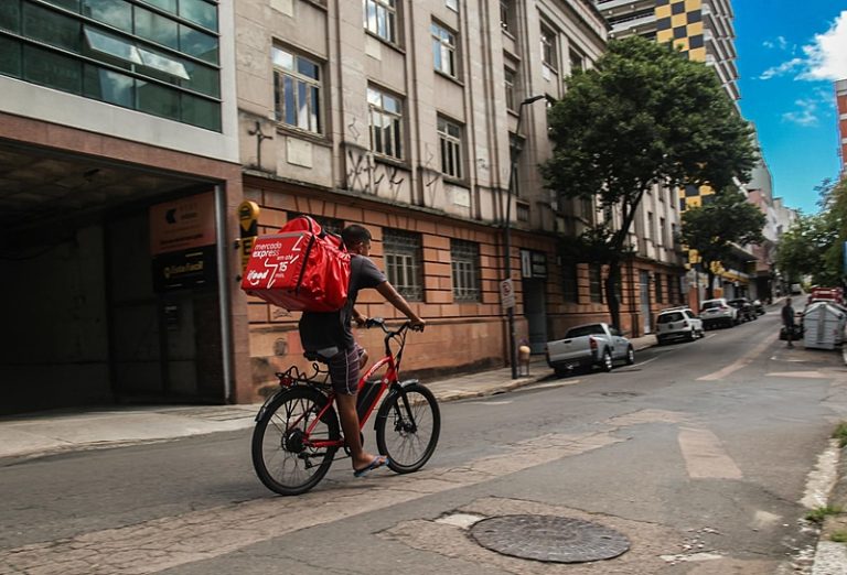 No Rio, entregadores de aplicativo denunciam clientes após chutes, empurrões e tapas na cara