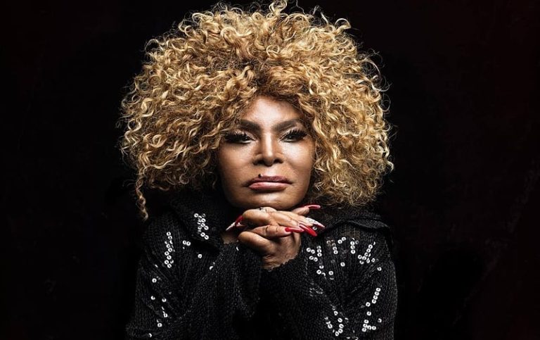 “Sexo e negritude”: a definição de Elza Soares para o álbum A Mulher do Fim do Mundo