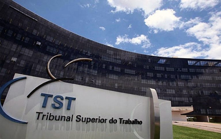 Reforma trabalhista encareceu a Justiça e enfraqueceu sindicatos, afirmam especialistas