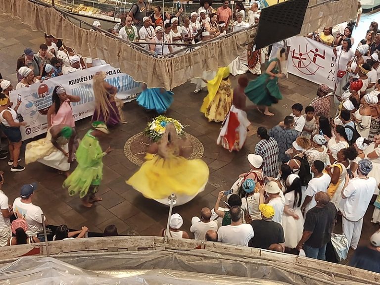 Manifestantes celebram o Dia Nacional de Combate à Intolerância Religiosa em Porto Alegre