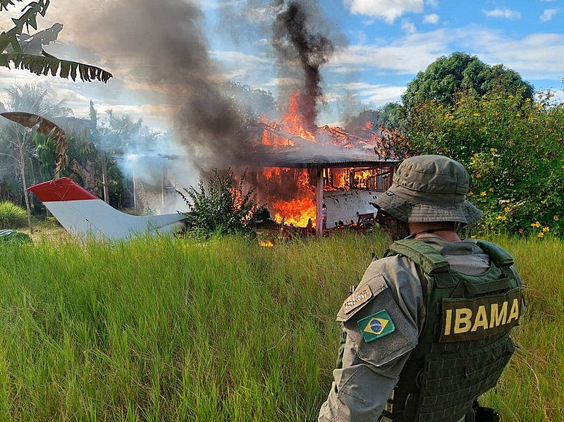 Ação do Ibama contra o garimpo ilegal em terras do povo Yanomami em Roraima