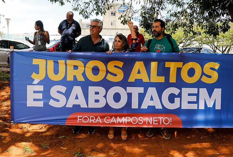 Protesto em Brasília reflete tensão política sobre a taxa de juros no Brasil