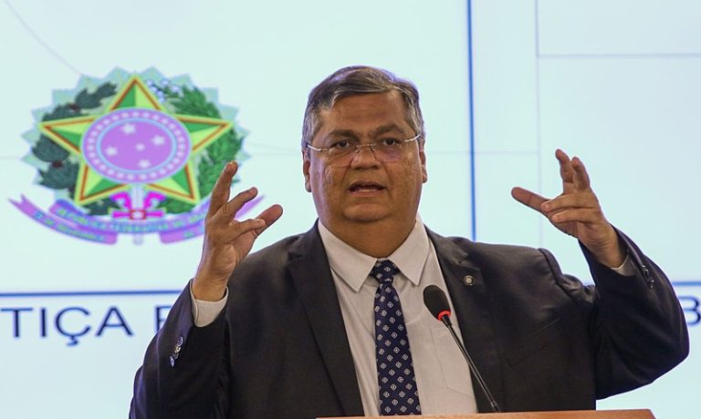 “Acabou o liberou geral de armas de fogo no Brasil”, afirma o ministro da Justiça, Flavio Dino