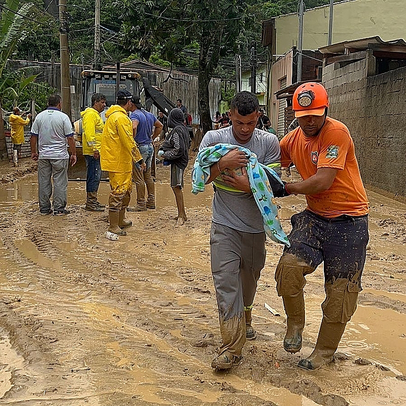 Chuvas deixaram centenas de desabrigados e ao menos 36 pessoas mortas no litoral norte de São Paulo