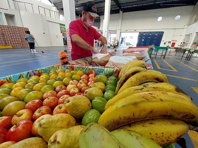 ‘O Consea voltou!’: movimentos distribuem alimentos em dezenas de cidades em ‘banquetaços’