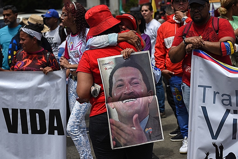 Venezuelanos foram às ruas de Caracas neste domingo (05) para marcar os 10 anos da morte do ex-presidente Hugo Chávez
