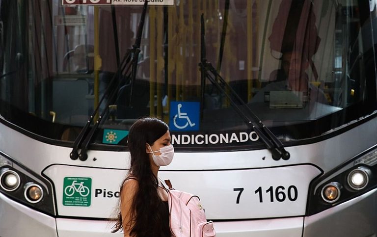 Dupla jornada atinge 83% das mulheres, quase metade sem ajuda de parceiros, revela pesquisa