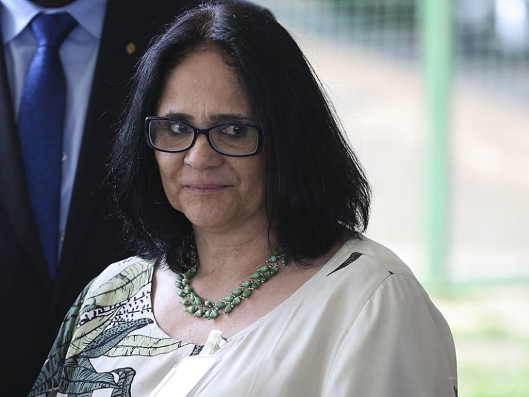 Justiça barra ação de Damares contra resolução sobre aborto legal para crianças e adolescentes