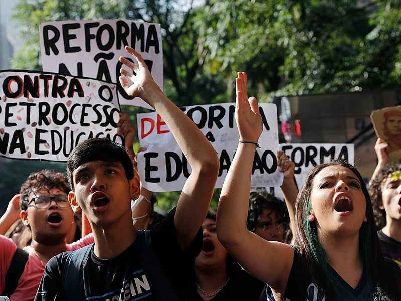 Estudantes protestam pedindo a revogação do Novo Ensino Médio, na Avenida Paulista