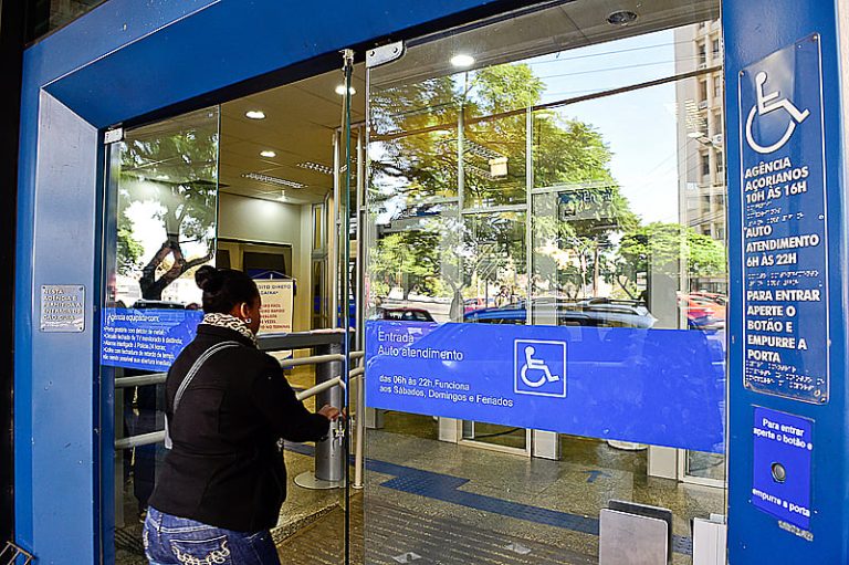 Prefeito de Porto Alegre veta parcialmente projeto de lei das portas giratórias