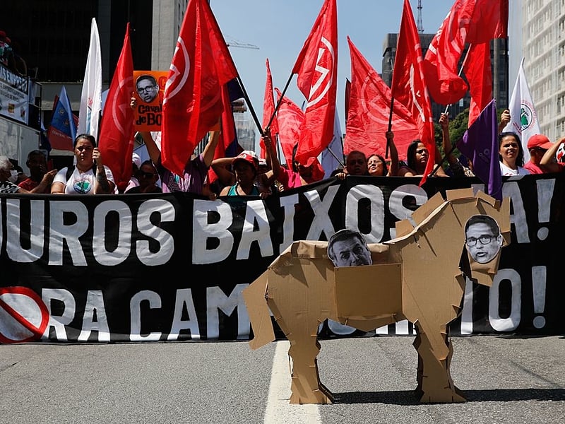 Centrais Sindicais protestam contra juros altos em frente ao prédio do Banco Central, na Avenida Paulista
