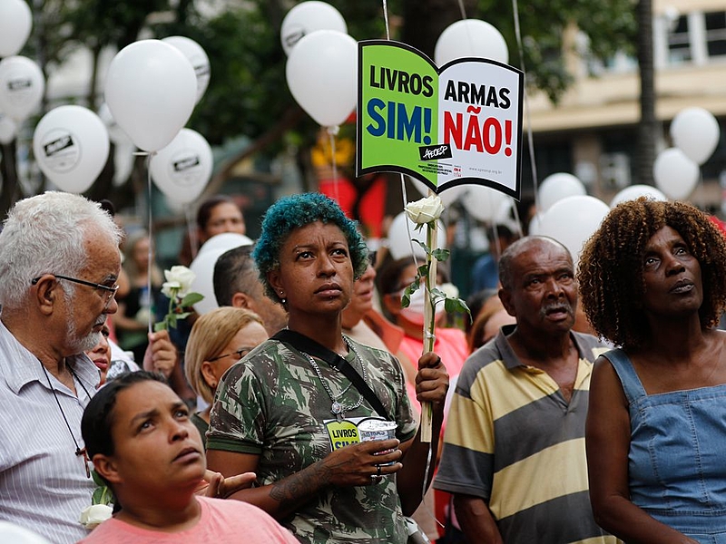 Professores de São Paulo protestam contra a violência nas escolas em frente à Secretaria de Educação, na Praça da República, após o ataque na escola Thomazia Montoro