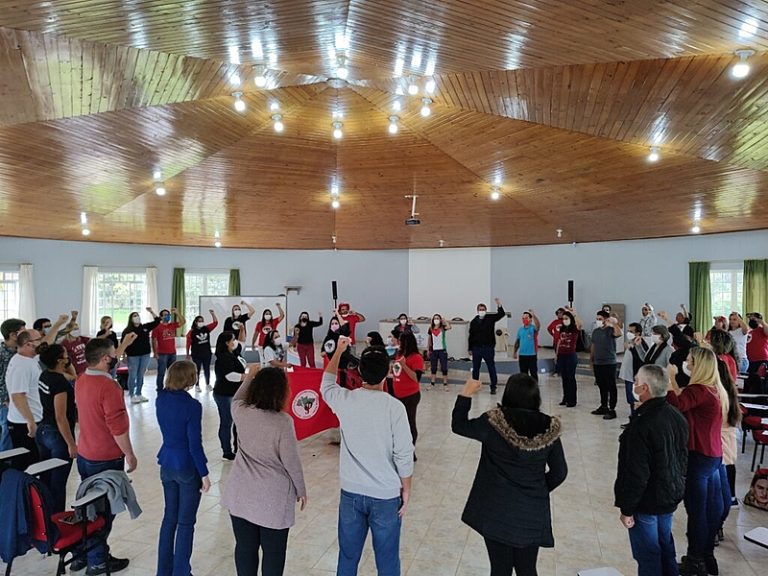 Fechamento de escolas e proposta “multianos” marcam retrocessos na Educação do Campo no PR