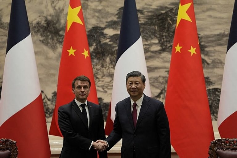 Na China, Macron pede que Xi Jinping traga Rússia ‘para a mesa de negociações’