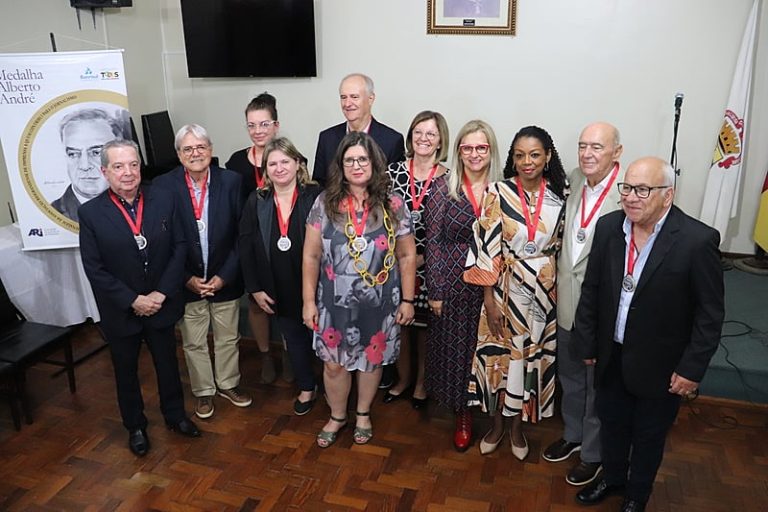 Editora-chefe do Brasil de Fato RS recebe homenagem da Associação Riograndense de Imprensa