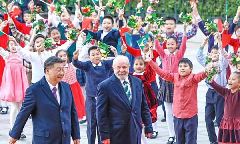Rádio | Lula celebra 15 acordos com a China e critica domínio do dólar