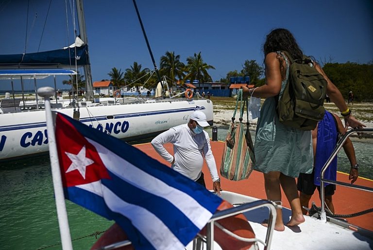Turismo em Cuba traz para dentro da casa de famílias culturas de todo o mundo