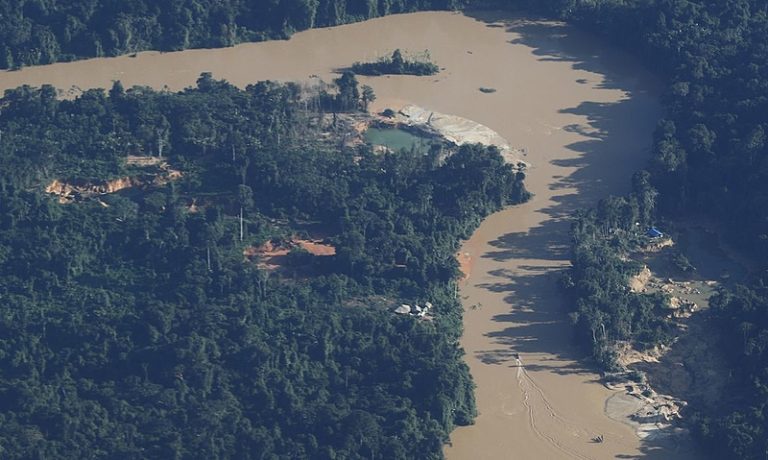 Garimpo feriu corpo e espírito das mulheres Yanomami, que temem novo ataque