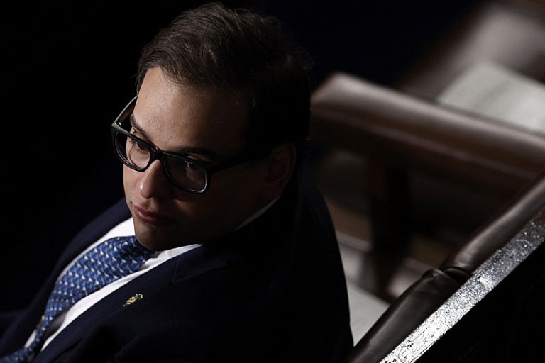 Bolsonarista George Santos, congressista nos EUA, é detido por fraude e lavagem de dinheiro