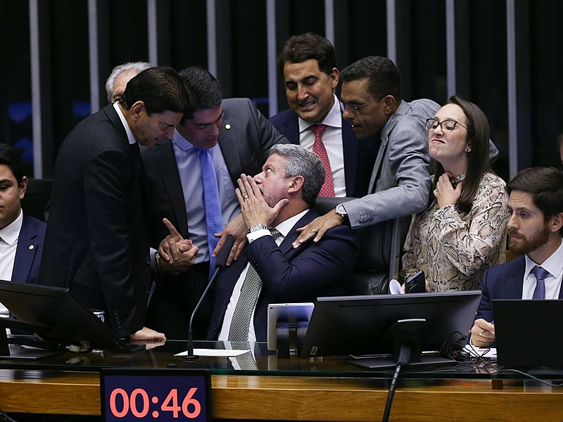 Arcabouço fiscal recebeu aprovação de urgência pela Câmara, com o apoio de 367 parlamentares, enquanto 102 votaram contra