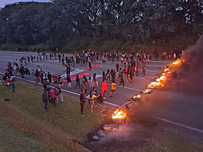 Contra o marco temporal, indígenas do Jaraguá bloqueiam rodovia dos Bandeirantes