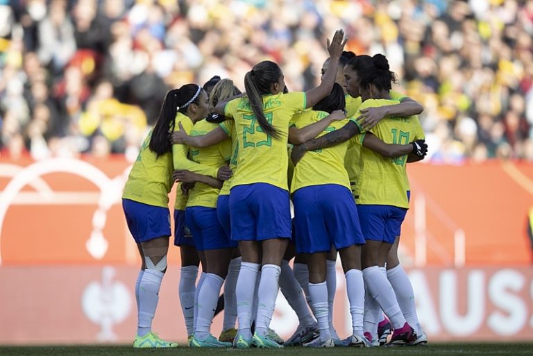 'Tem uma história de violência por trás da evolução do futebol feminino', afirma Milly Lacombe