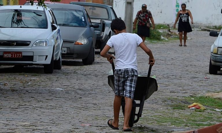 Trabalho infantil recua 14,6% em um ano, segundo dados do IBGE
