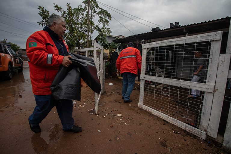 Rio dos Sinos segue em declínio e Defesa Civil monitora riscos e atende a população