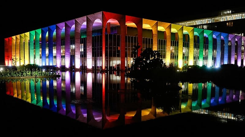 Palácio do Itamaraty, em Brasília, iluminado com as cores do Orgulho LGBT