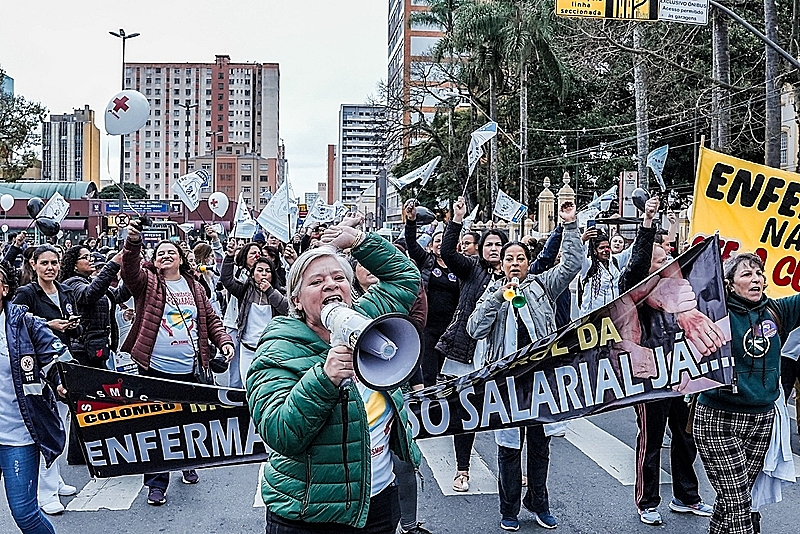 Piso salarial da enfermagem: trabalhadores fazem paralisação no Centro de Curitiba (PR)