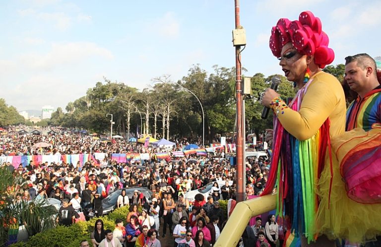 Parada de Luta LGBT+ de Porto Alegre defende fim da escala 6x1 no 1º fim de semana de julho