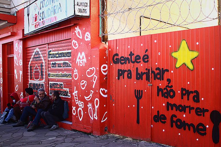 Consultório de Rua e Cozinha Solidária levam saúde para pessoas em situação de rua no RS