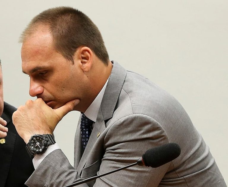 Eduardo Bolsonaro (PL) afirma que pode abrir mão do mandato; PT protocola pedido de cassação