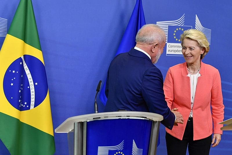 A presidente da Comissão Europeia, Ursula von der Leyen, cumprimenta o presidente do Brasil, Luiz Inácio Lula da Silva, durante coletiva de imprensa no âmbito da Cúpula UE-CELAC