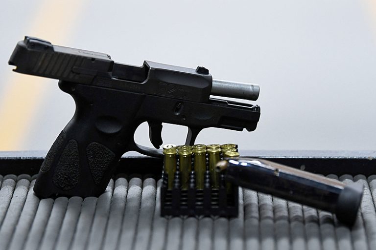 Excluir armas de 'imposto do pecado' expõe força reacionária no Congresso, diz economista 