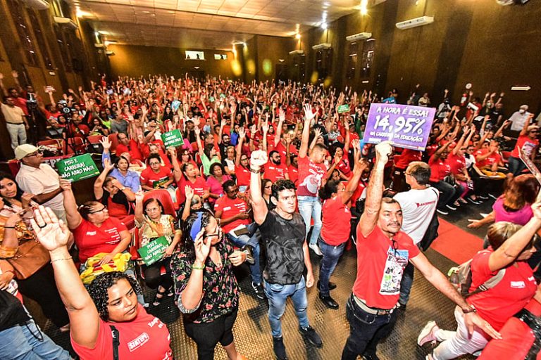 Após TJPE considerar greve ilegal e propor multa milionária, professores suspendem greve em PE