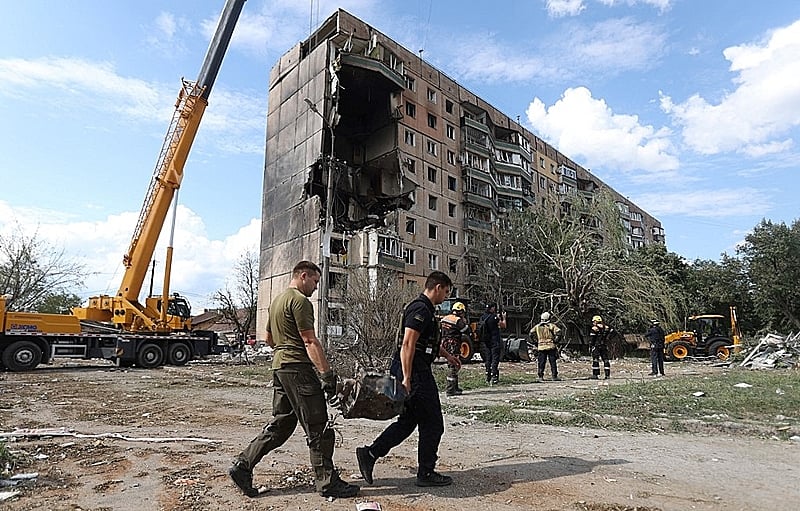 Imagem de prédio residencial atingido por bombardeio russo na cidade ucraniana de Krivoy Rog, na manhã de 31 de julho de 2023